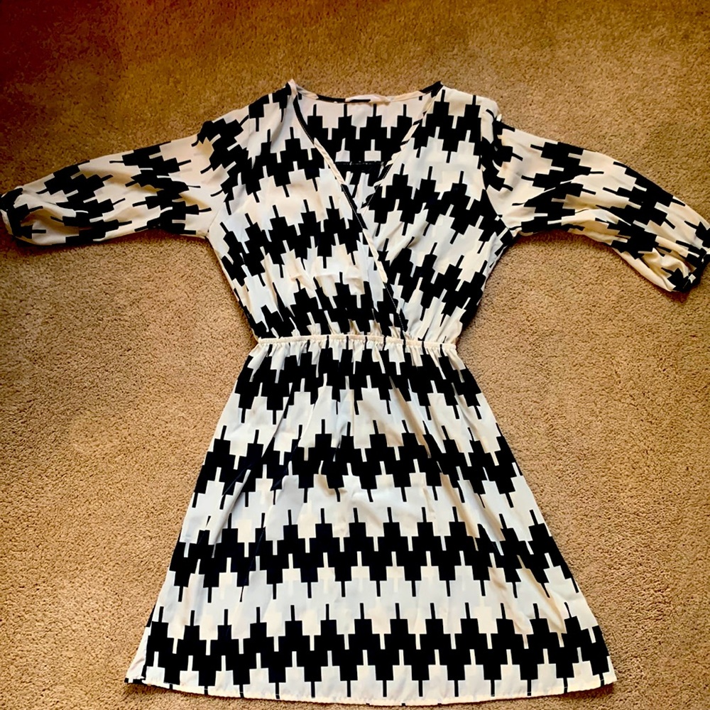 Peaches n’ Cream silk like houndstooth dress. Size Small